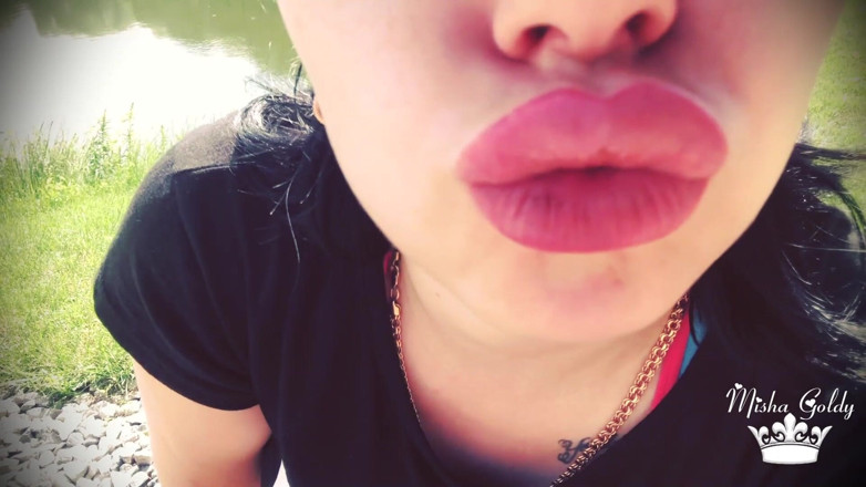 Goddess Misha Goldy: Duck face outdoor, making my lips much bigger!