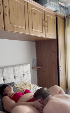 Filthy British Couple: 我不要求我的阴户经常被吃，但我想我会开始让爸爸更经常地吃我！还有，我