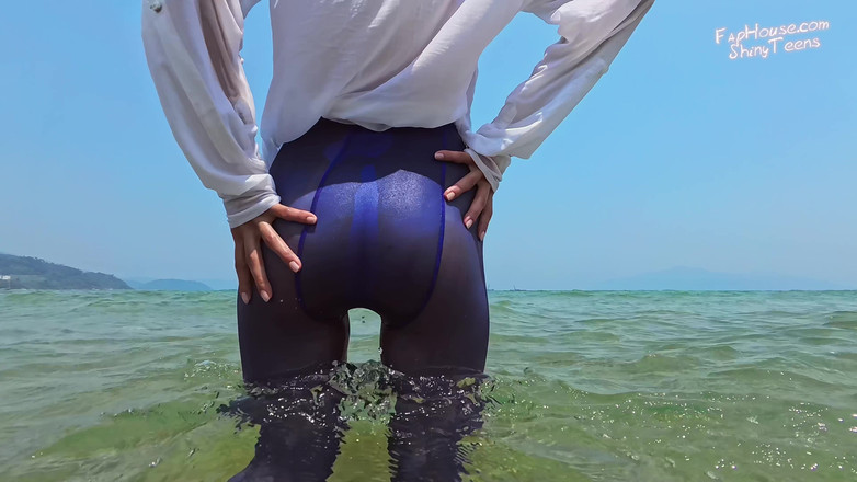 Shiny teens: 874 Collants bleus brillants sous l’eau