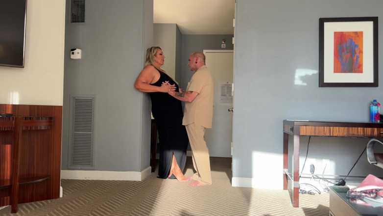 Venus Rising_Hotwife: Madura milf fode seu encontro de formatura na reunião