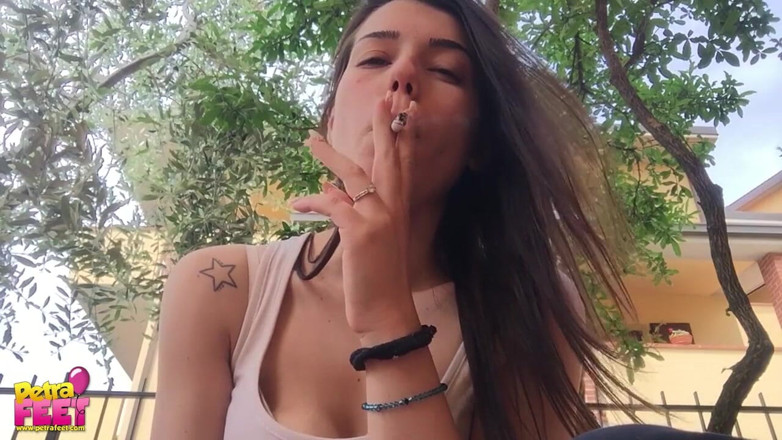Smokin Fetish: Ona naprawdę wie, że lubi palić