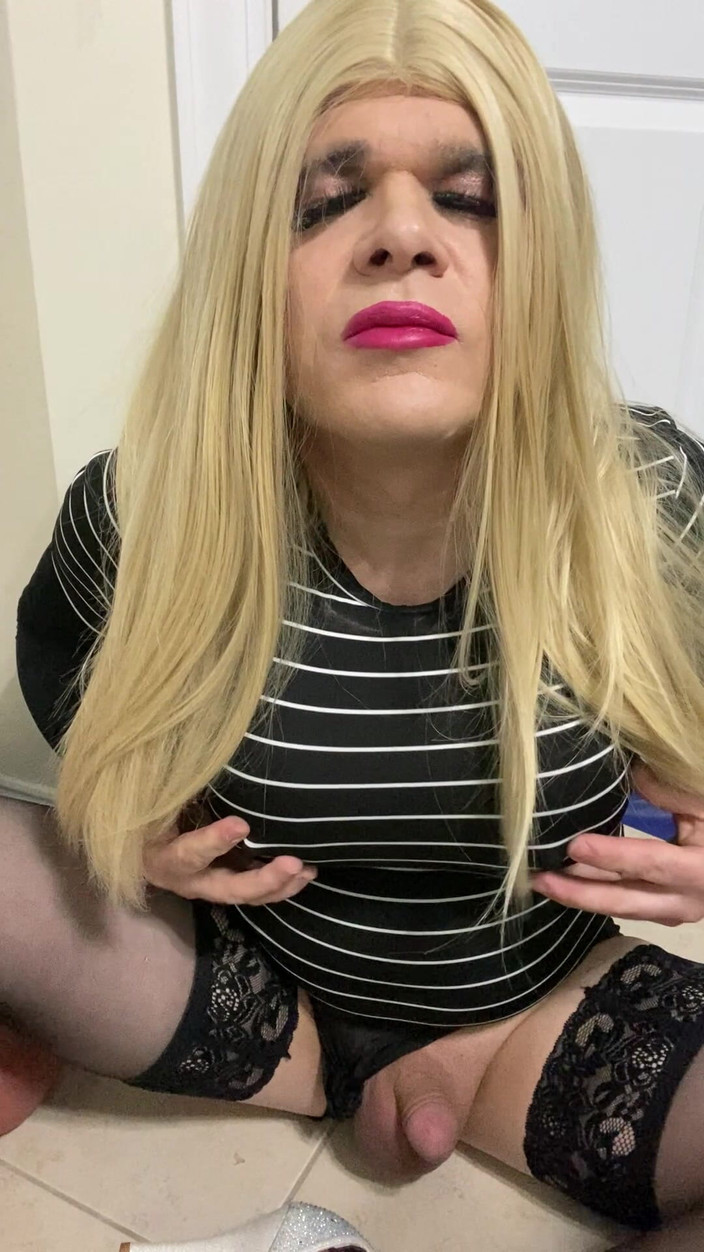 MadisonCD2025: Část 2 sexy crossdresser trans žena škádlí s falešnou kundičkou ve spodním prádle...