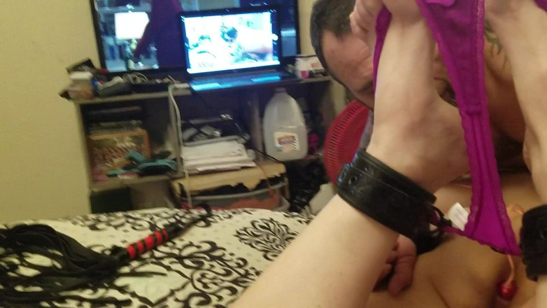 Satin Lady: Rock je svázaná a hraje si se saténem