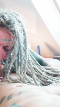 Dreadhead pornohvězda anál jezdí na obrovském ptákovi