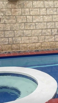 私は金持ちの性交と引き換えに、義理の妹に水泳のレッスンをします