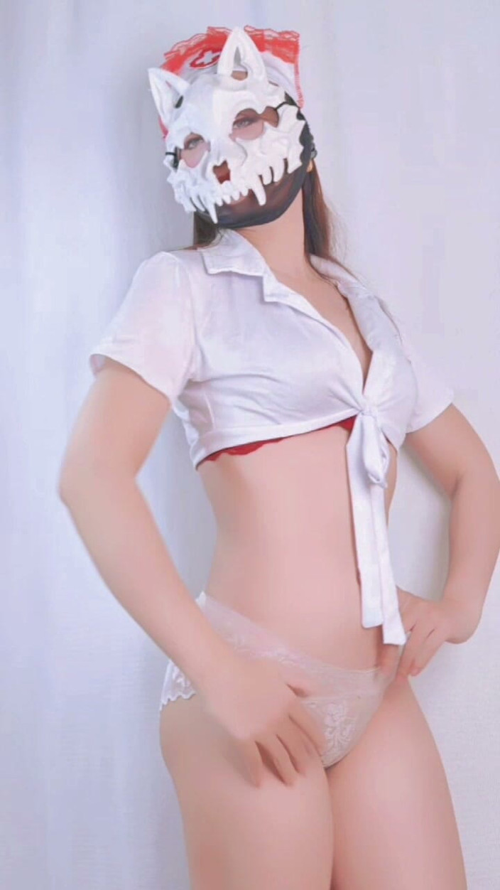 Anna Le: Jururawat cantik dengan mainan Halloween