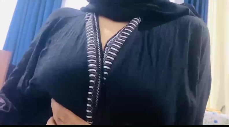 Arabicqueen: Insegnante indiano pressa le tette della ragazza musulmana con il...