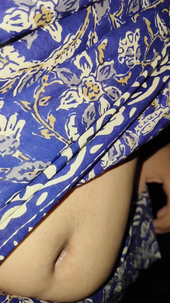 Playboy rahul: 밤에 자위하는 동안 배다른 아들과 섹스하는 핫한 인도 계모