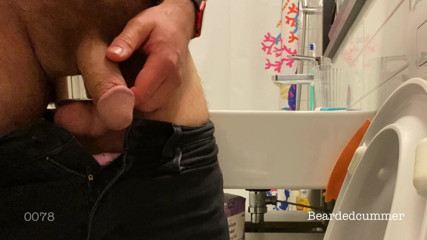 Beardedcummer: Táta chčije s těžkým ocelovým ballstretcherem
