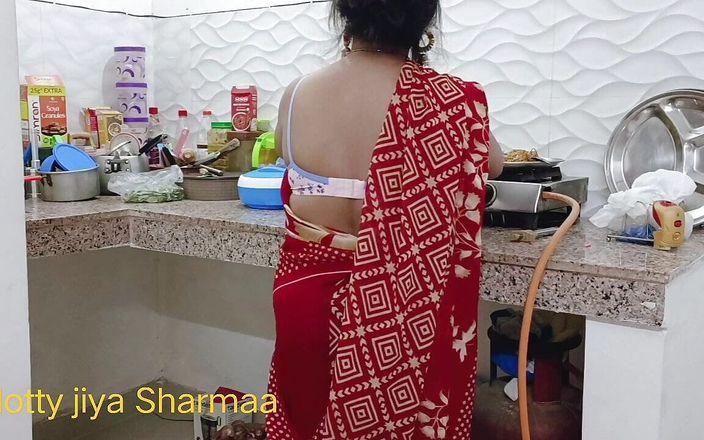 Hotty Jiya Sharma: 台所でチョウミンを作っていた義理の妹は、義理の兄に叩かれて牝馬にされました