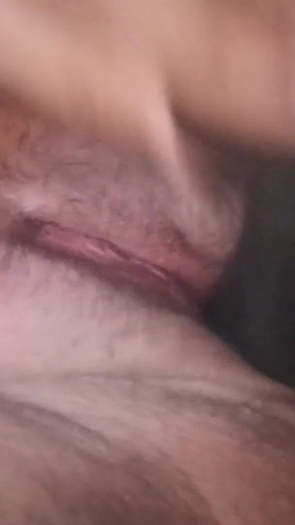 BBC_SLUT26: Aku lagi asik muasin memek becekku pakai dildo ukuran kontol...