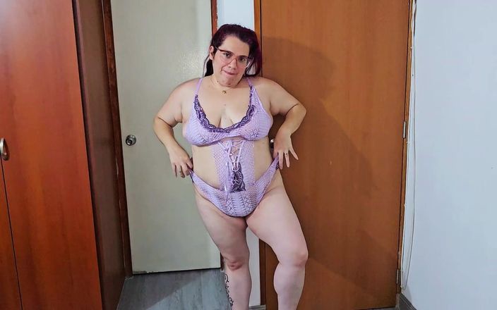 Karly: Раздевается в похоти