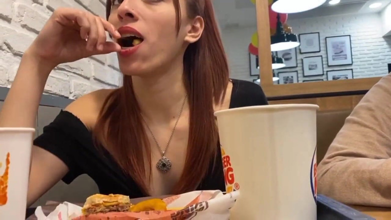 Lynn Scream: Pubblico pompino e cazzo in bagno di Burguer King + Esibizionismo...