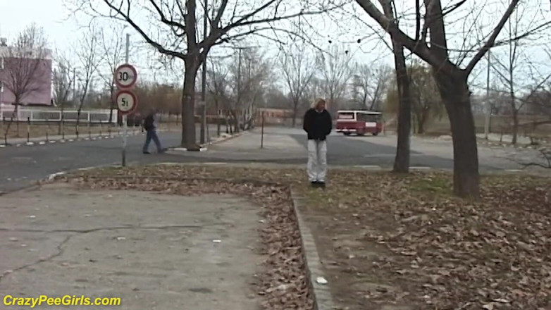 Crazy pee girls: Молода дівчина писяє на вулиці