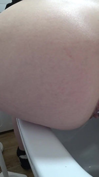 Toiletcamera kijkt naar oud poesje dat pist. Amateur-fetisj. PAWG.
