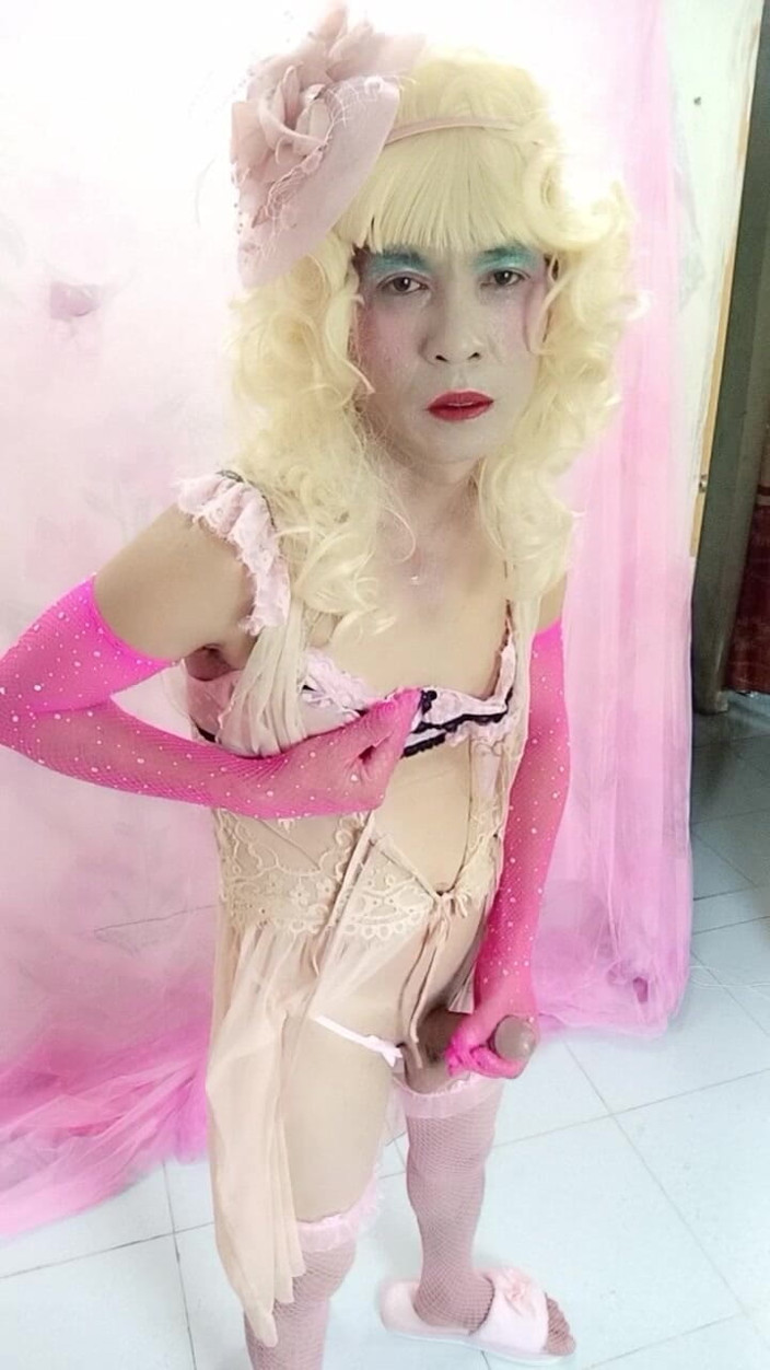 nguyen dang thien tri: 섹시한 옷을 입은 Oanh Le는 셀카입니다.