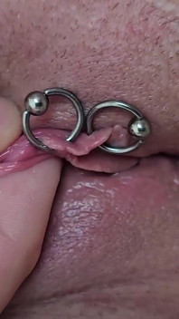Spelen met mijn doorboorde clit en poesje maakt mijn erg natte en enorme orgasme