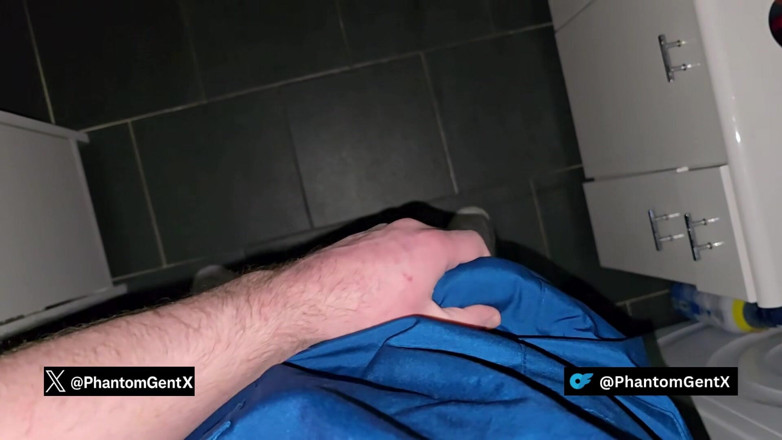 PhantomGentX: Duitse dokter sluipt naar het toilet en trekt zijn geheim...