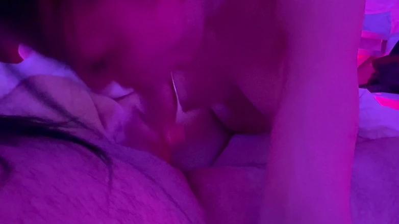 SindyK: Minha esposa me dá um boquete no quarto de hotel