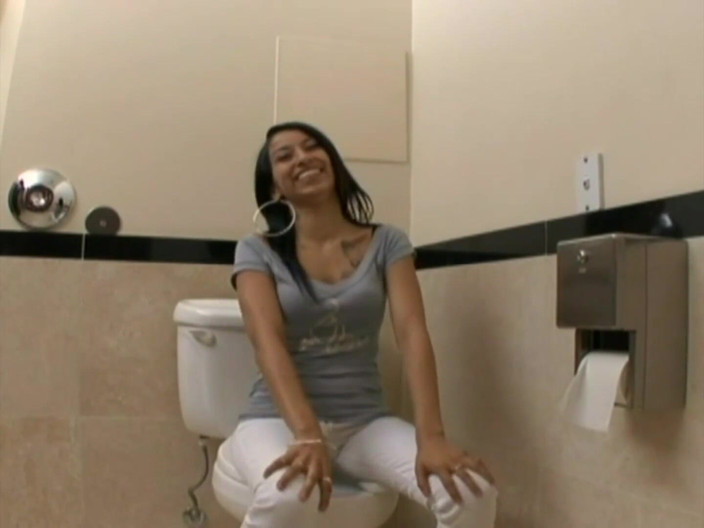 American Idol X: Sexy piccola scopata in figa in bagno
