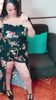 Viens ici, laisse-moi te montrer ma nouvelle robe... Tu aimes ça ?