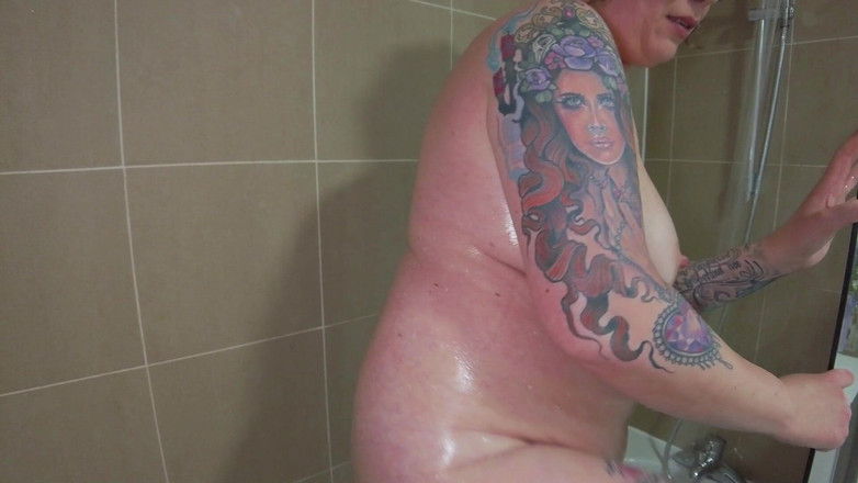 Cheyenne Rose 80: 4 个熟女在淋浴