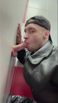 Scally chav ragazzo in giacca di pelle prova il gloryhole per la prima volta