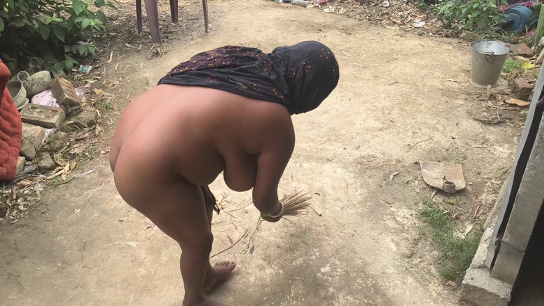 Sexyrani327: Desi Bhabhi From the Neighborhood Was Sweeping Naked and Went...