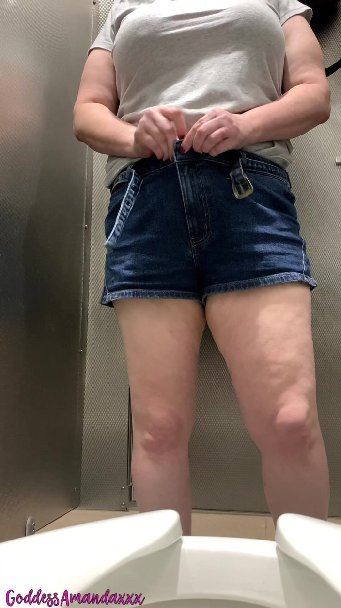 Goddess Amanda: Sexy Brunette Loves It When You Watch Her Pee