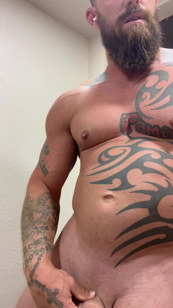 Viking solo: Getatoeëerde Viking buigt zich terwijl ze voor je streelt