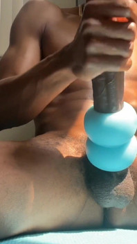 Je pose en caressant ma grosse bite noire bien dure, éjaculation intense