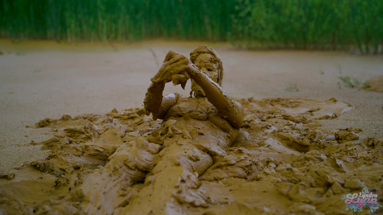 Lyndra Lynn: Orgasm in lake of mud
