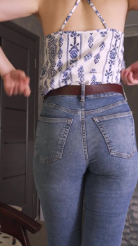 Pawg milf plaagt perfecte kont in strakke blauwe spijkerbroek