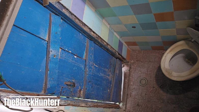 TheBlacKHunterr: Due dipendenti che si baciano in bagno