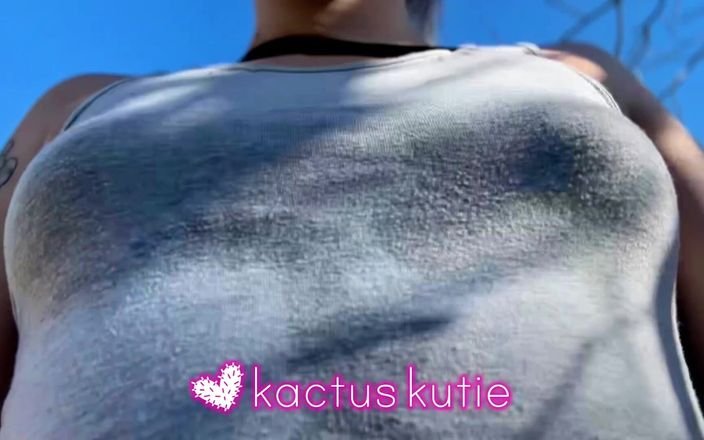 Kactus kutie: छोटे उछलते स्तन ग्रे शर्ट में पसीना