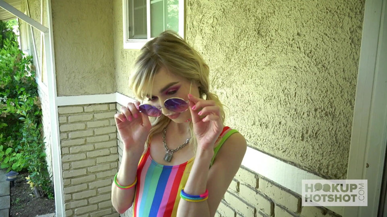 Hookup Hotshot: Pequeña zorra flaca Mackenzie Moss follada duro por conexión hotshot