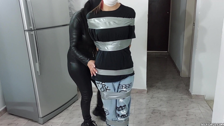 Selfgags Latina Bondage: Ansiosa de 18 años, atada y amordazada para vecina milf esclava...