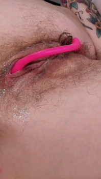 멋진 자지 딜도로 구멍을 뚫어