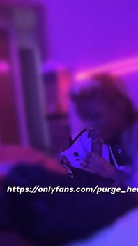 Tânăra B*tch mă suge până rămân uscat după ce a întâlnit-o la mall