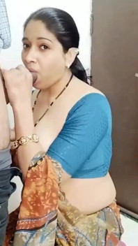 Bhabhi cu țâțe mari sex cu proprietarul pentru datoria ei