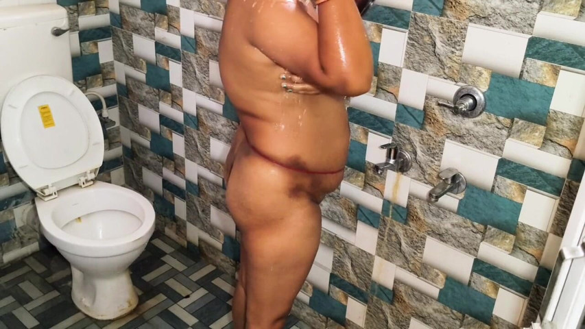 Desi India Bhabhi Bathroom Seen. (Raja puja) Desi India Bhabhi Bathroom Seen. (Raja puja)