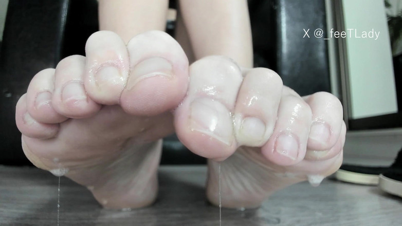 Feet lady: बड़ा थूक