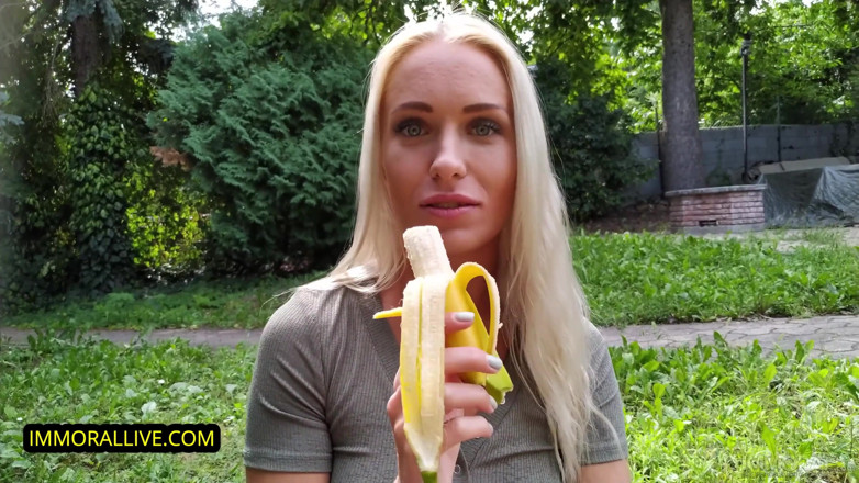 Immoral Family: Rubia perra toma virginidad de hermanastro - ¡Caliente hermanastra llega a casa...
