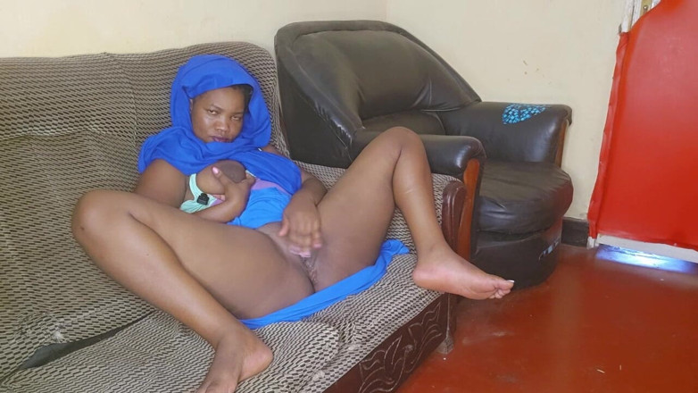 Jocci lena: Das sudanesische islammädchen fingert ihre wasser-muschi
