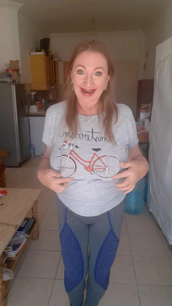 MariaOld: Spogliarello con tette enormi e sgrillettamento della figa