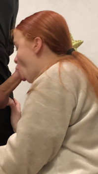 18 岁女孩给她的继兄弟口交