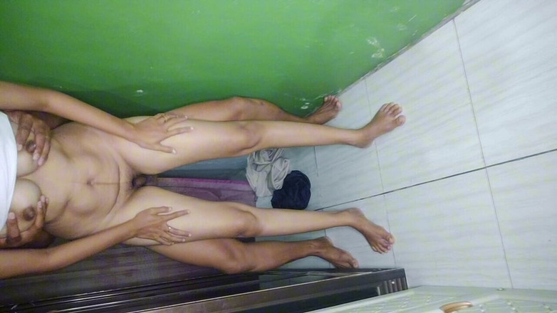 Bella Ivanka: 第1部分 - 正在火爆的ngentot汽车销售