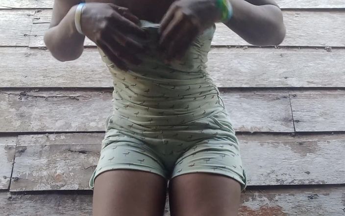 Super sexy ebony cuties: Striptease mijando ao ar livre esfregando dedilhado na minha buceta...