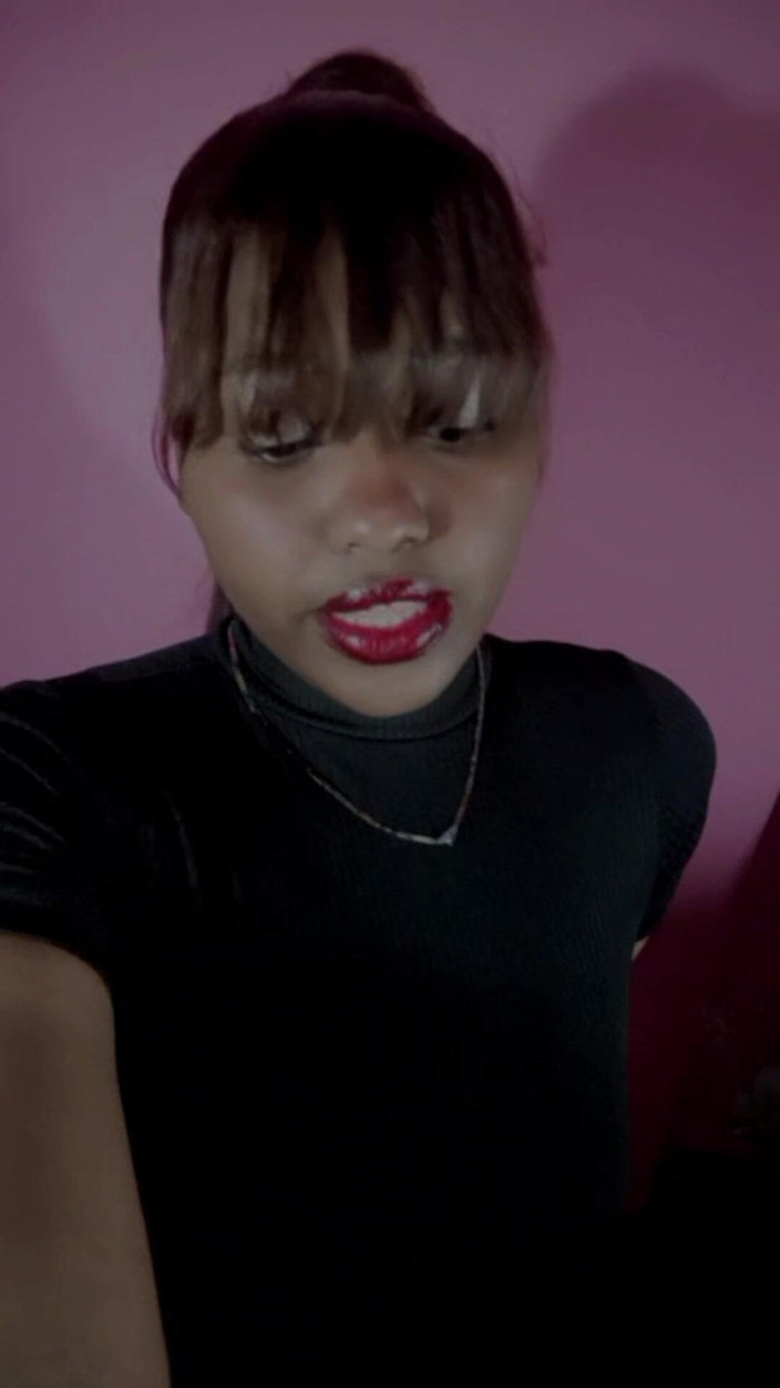 Minayi: Stasera i miei vestiti sono così stretti che riesco a...