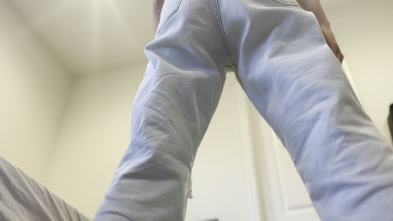 Felicity Azura: Une géante s’accroupie en jean